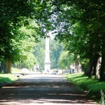 Kastanienallee / Ausgang zum Circus mit Obelisk zur Gründung der Stadt